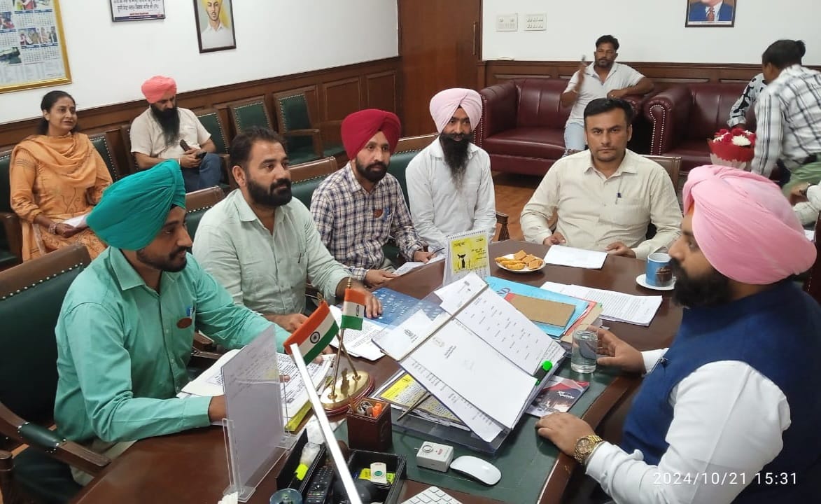 मास्टर से लेक्चरर कैडर की पदोन्नति के संबंध में स्टेशन आवंटन के सभी लंबित आदेश जारी करने के लिए शिक्षा मंत्री से मुलाकात।